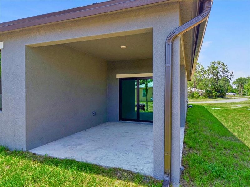 Exterior details and patio area of a home in , Labelle (Image 4).