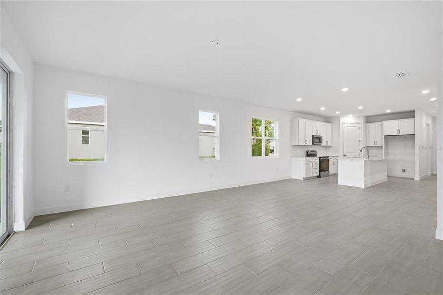 Spacious, unfurnished interior of a new home in Glen Lakes, Weeki Wachee (Image 26).
