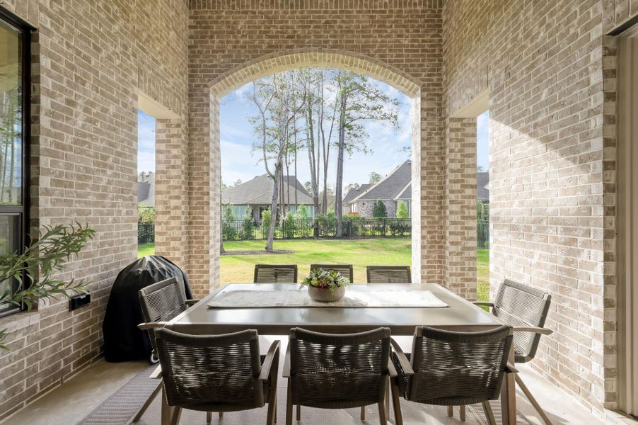 The impressive covered patio offers the perfect setting for relaxing evenings or weekend gatherings.