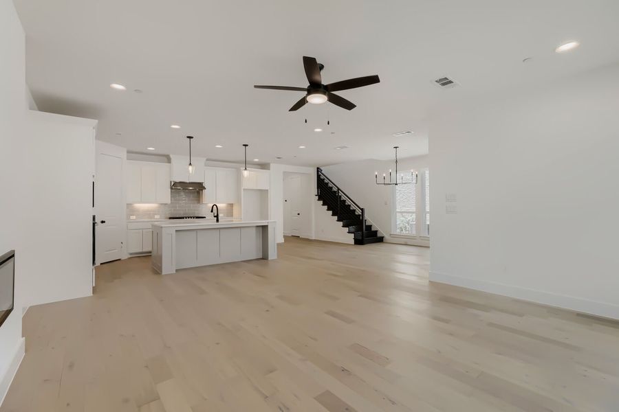 3129 Sir Judge - Living Area