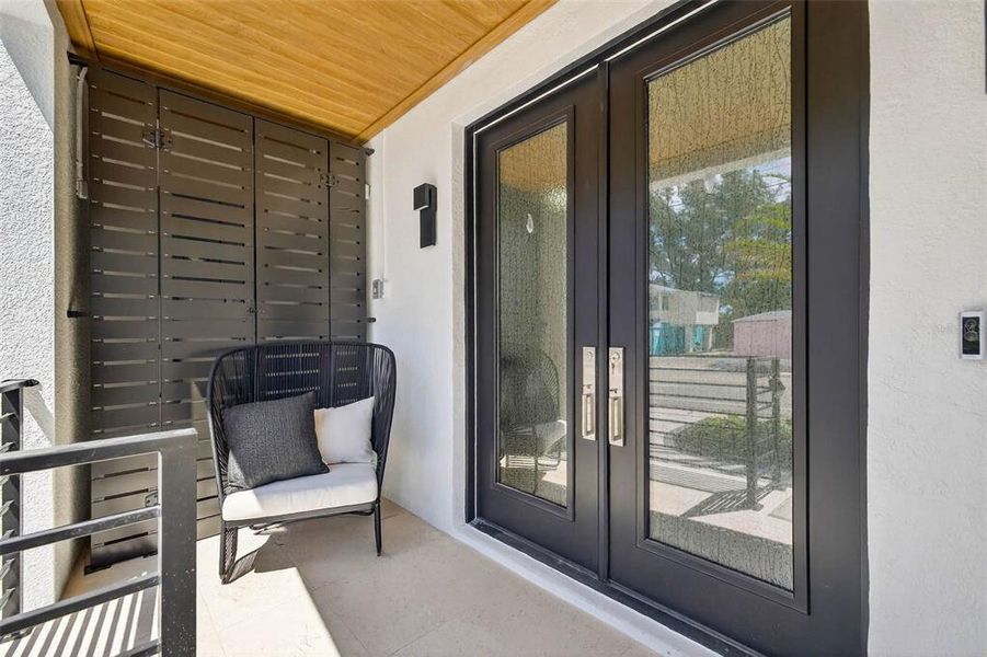 Exterior details and patio area of a home in , Treasure Island (Image 3).