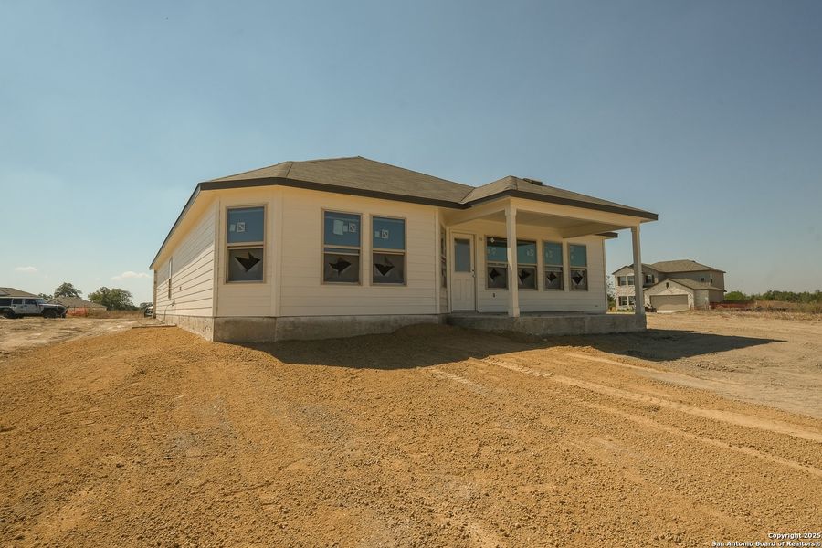 Exterior details and patio area of a home in Cinco Lakes, San Antonio (Image 3). Exterior details and patio area of a home in Cinco Lakes, San Antonio (Image 3).