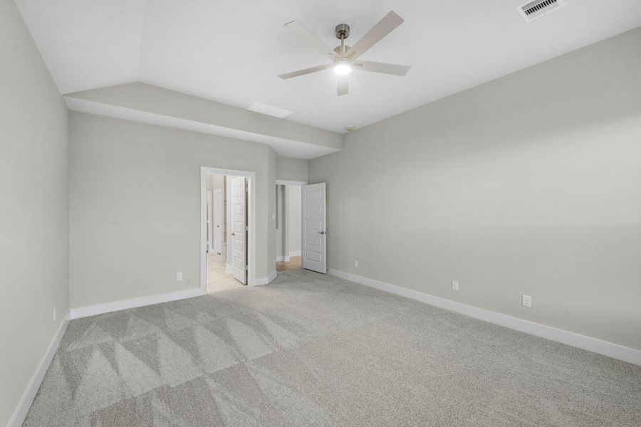 Spacious, unfurnished interior of a new home in Briarwood Crossing, Rosenberg (Image 27).
