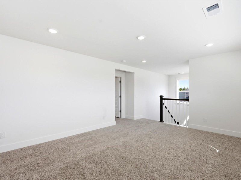 Spacious, unfurnished interior of a new home in The Coves at Lakes of Cane Bay II, Summerville (Image 19).