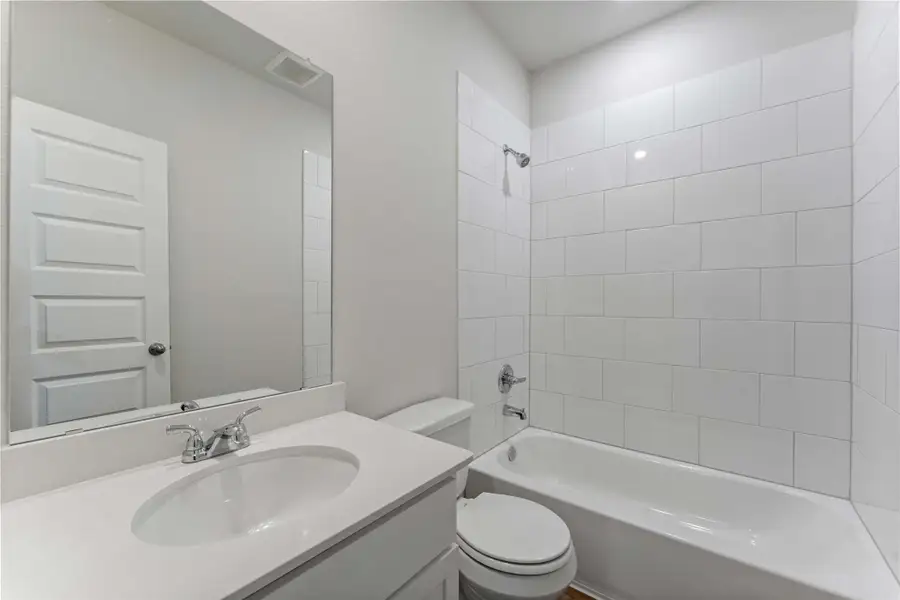 Furnished interior view inside a new home in Magnolia Springs, Montgomery (Image 8).