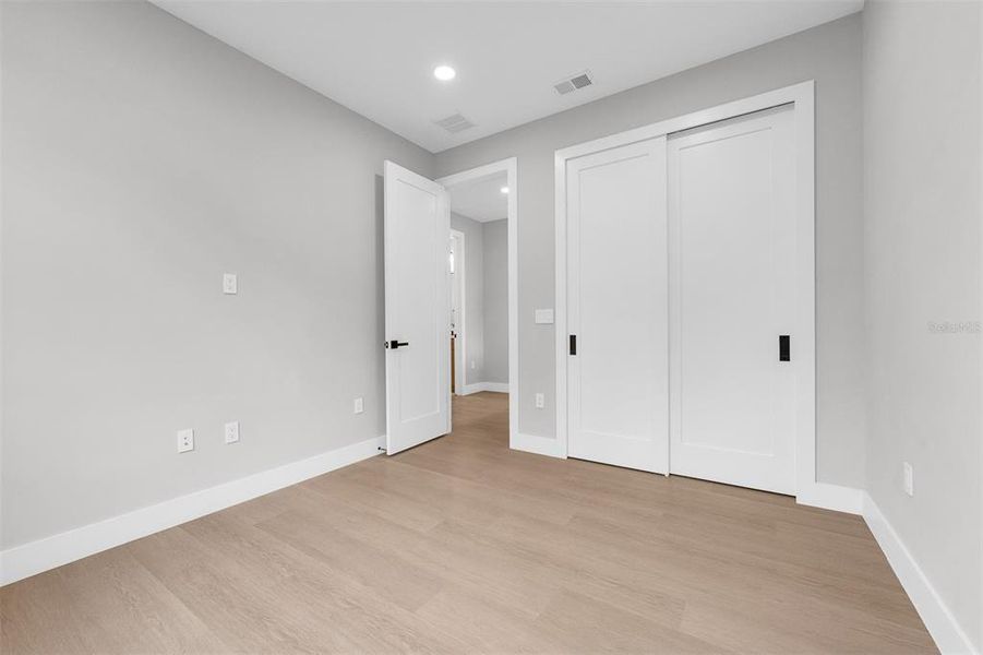 Spacious, unfurnished interior of a new home in , Orlando (Image 35).