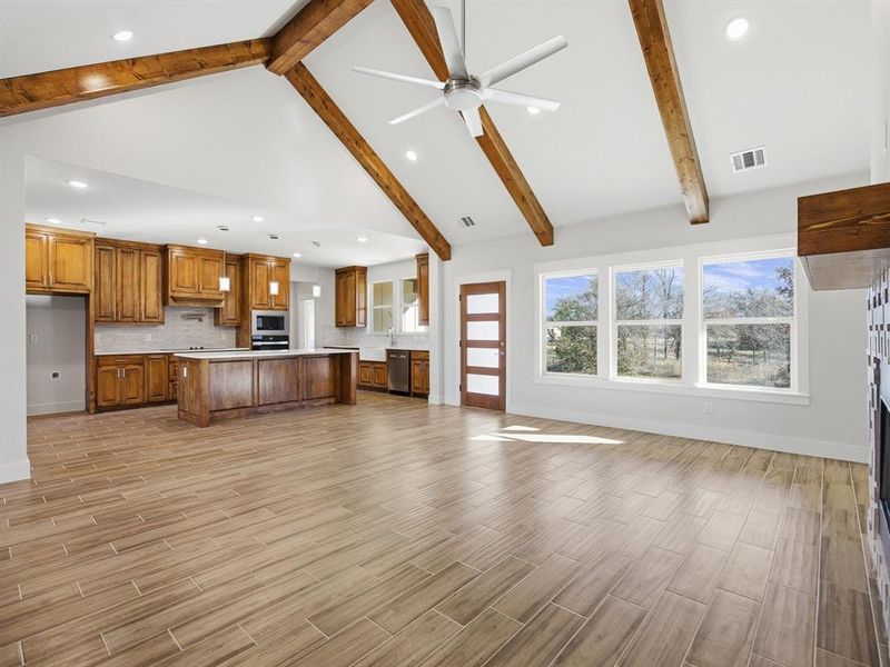 Spacious, unfurnished interior of a new home in , Weatherford (Image 17).