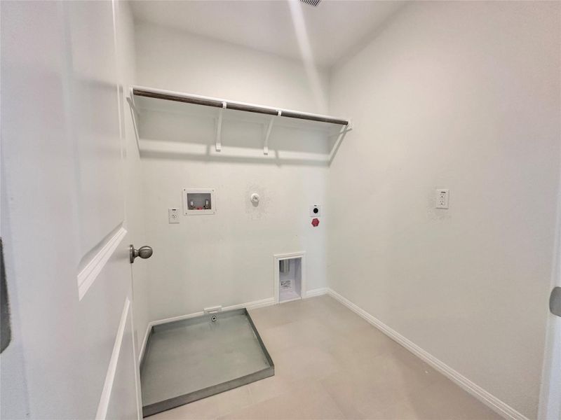 Spacious, unfurnished interior of a new home in Porter Country, Buda (Image 16).
