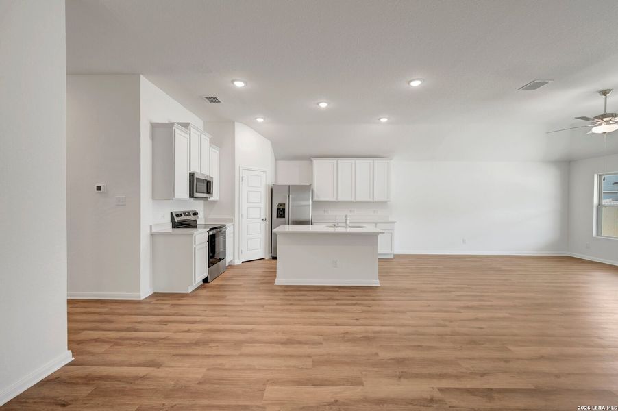 Spacious, unfurnished interior of a new home in Greenspoint Heights, Seguin (Image 38).