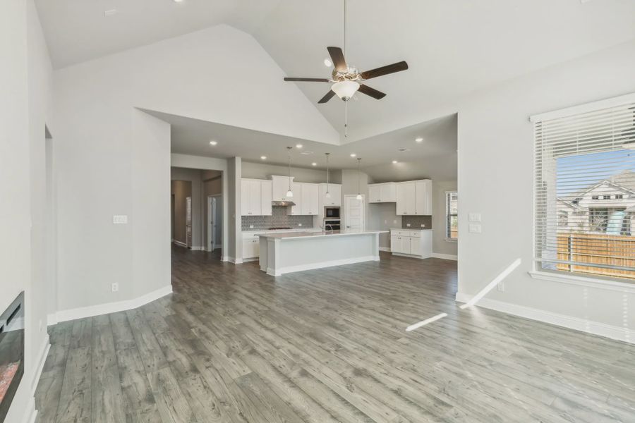 Spacious, unfurnished interior of a new home in Oaks of North Grove, Waxahachie (Image 13).