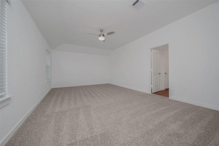 Spacious, unfurnished interior of a new home in Silverthorne, Conroe (Image 31).