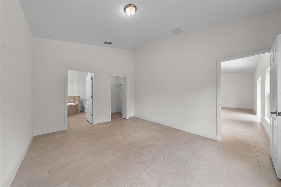 Spacious, unfurnished interior of a new home in , Yeehaw Junction (Image 25).