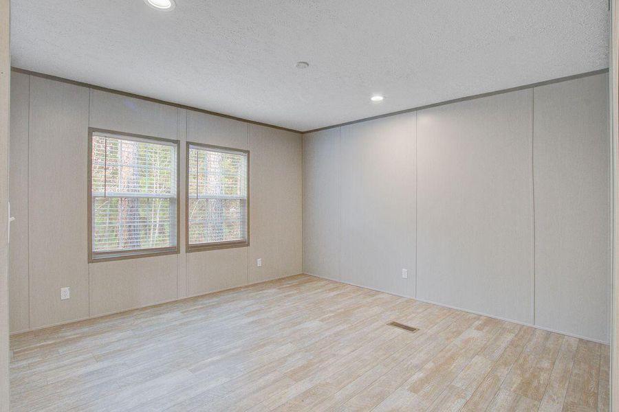 Spacious, unfurnished interior of a new home in , Walterboro (Image 29).