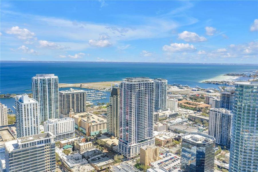 Condo located in St. Petersburg, FL showcasing its design and architecture (Image 38).