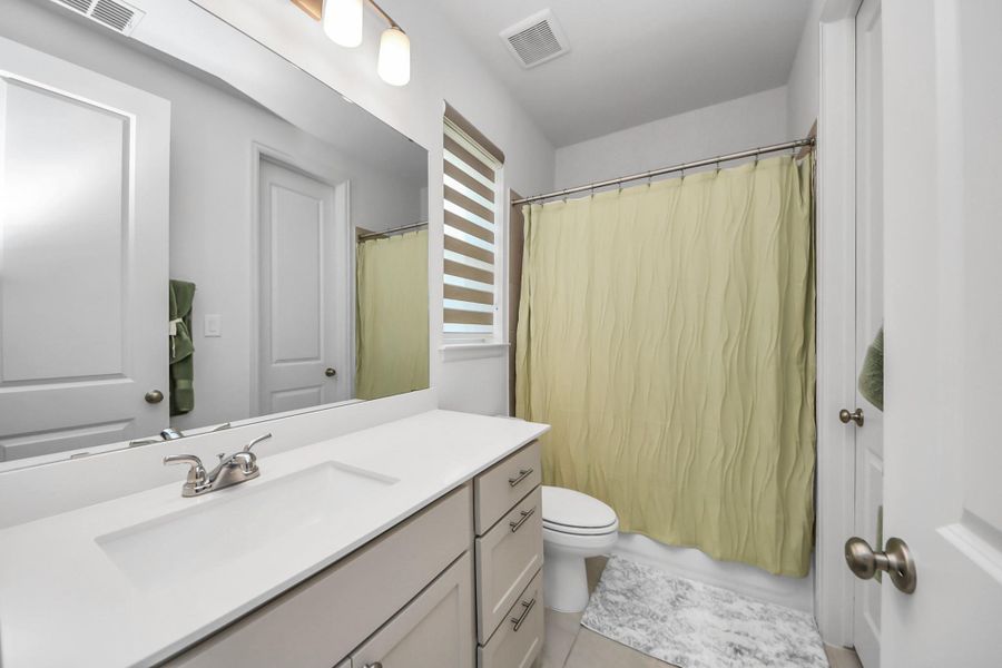 Full bathroom 1