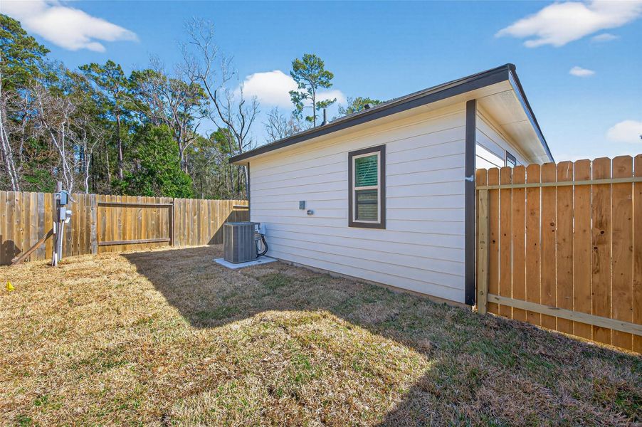 Exterior details and patio area of a home in Woodland Lakes, Houston (Image 22).