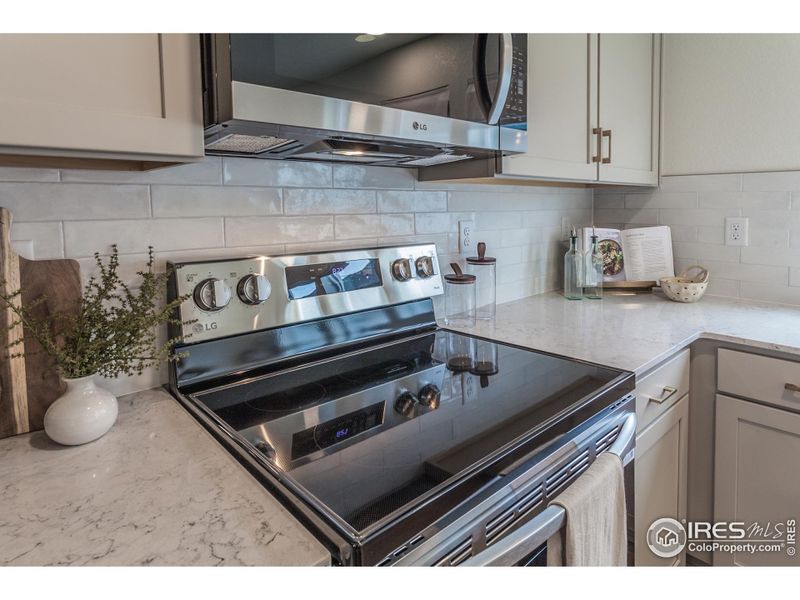 EXAMPLE PHOTO: KITCHEN W/ S.S. APPLIANCES