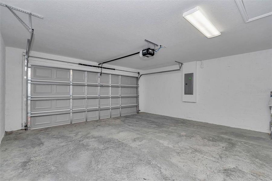 Spacious, unfurnished interior of a new home in , Ocala (Image 7).