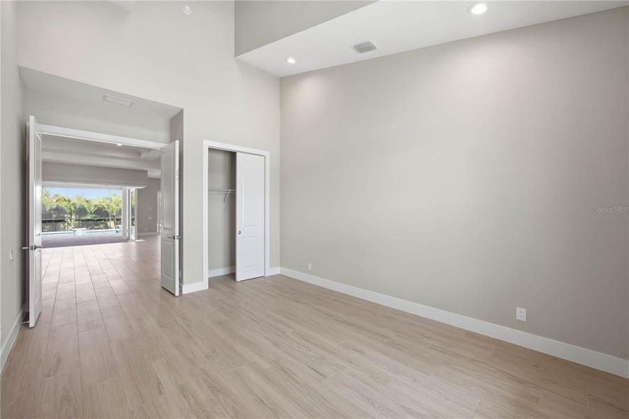 Spacious, unfurnished interior of a new home in Gran Place, Venice (Image 26).