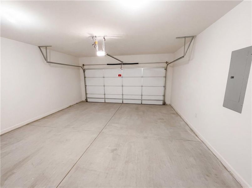 Spacious, unfurnished interior of a new home in , Sharpsburg (Image 17).