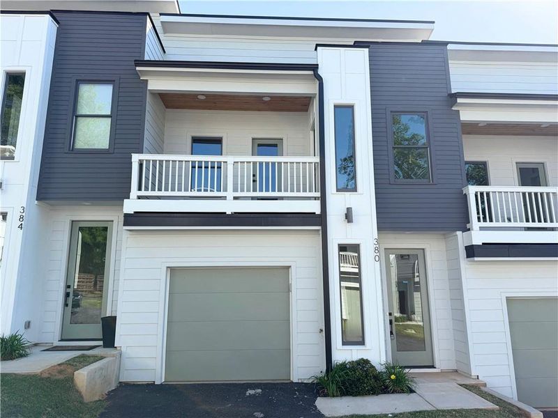 Exterior details and patio area of a home in Forrest Vue, Gainesville (Image 3).