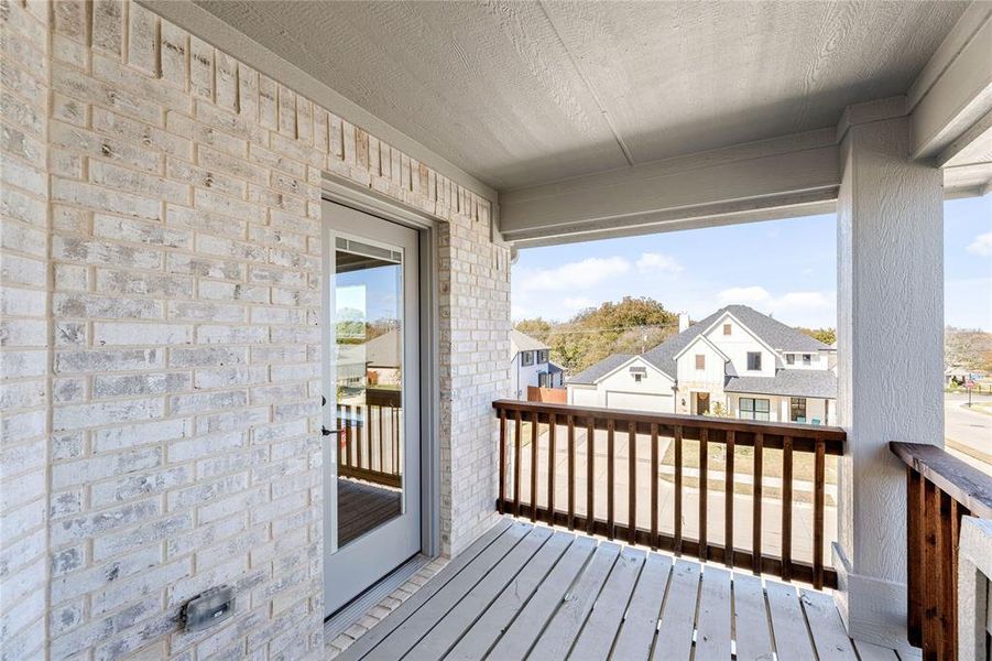Exterior details and patio area of a home in Ridgepoint, Midlothian (Image 23).