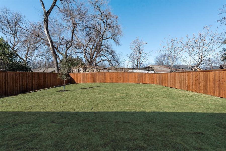 Exterior details and patio area of a home in , Dallas (Image 4).