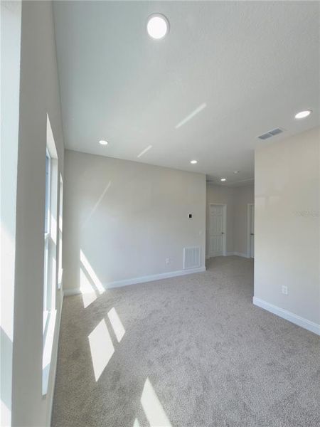 Spacious, unfurnished interior of a new home in , Orlando (Image 12).