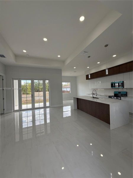 Spacious, unfurnished interior of a new home in , Lehigh Acres (Image 5).
