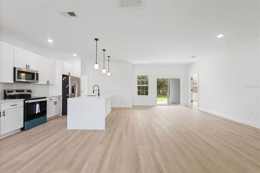 Spacious, unfurnished interior of a new home in , Ocala (Image 14).