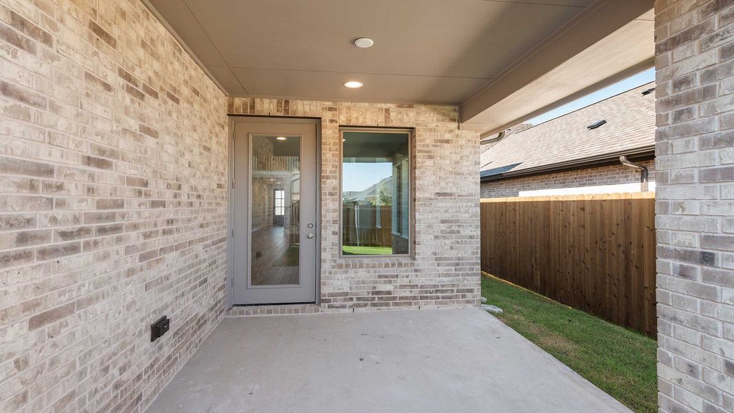 Exterior details and patio area of a home in Avondale 40', Fate (Image 1).