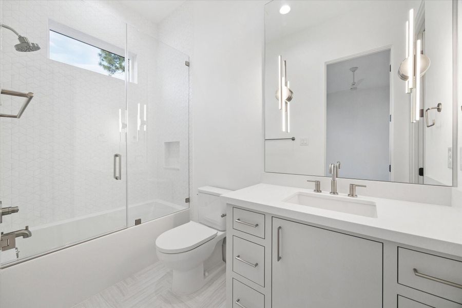 2nd Floor Ensuite Bath