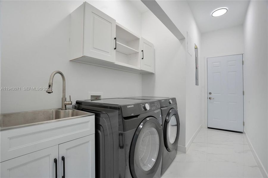 Furnished interior view inside a new home in , Cape Coral (Image 10).