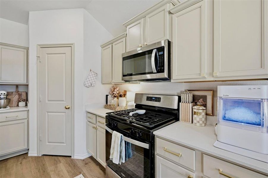 Furnished interior view inside a new home in Three Oaks, Sherman (Image 14).