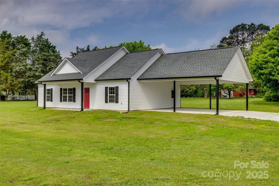 Representative photo of same build; colors and selections may differ. Representative photo of same build; colors and selections may differ.