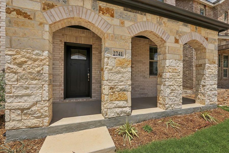Exterior details and patio area of a home in Oak Ridge Park, Corinth (Image 3).