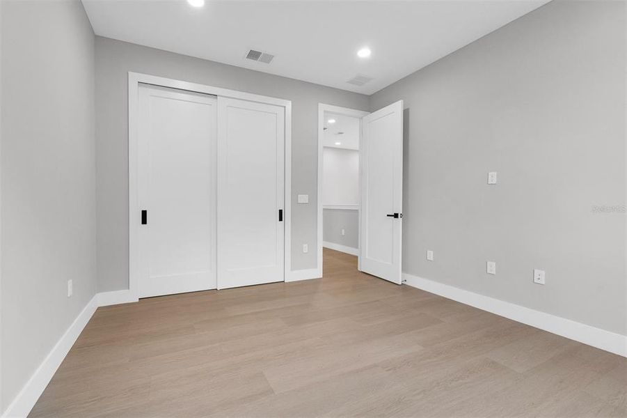 Spacious, unfurnished interior of a new home in , Orlando (Image 21).