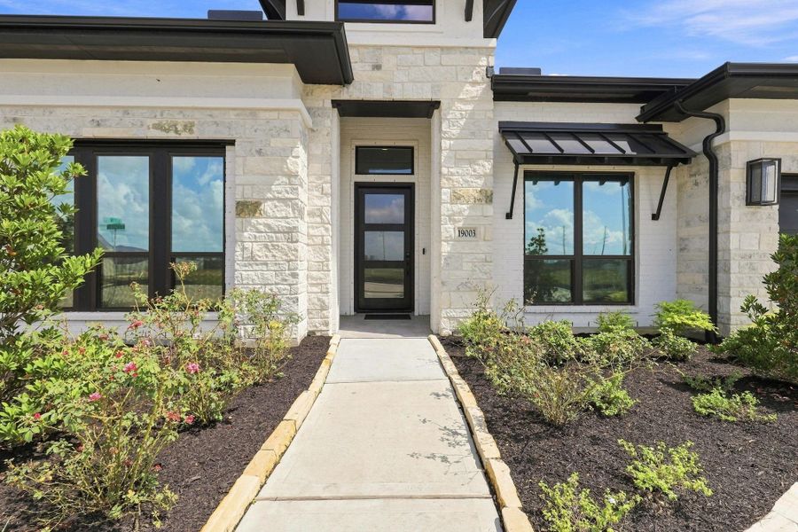 Exterior details and patio area of a home in Valencia, Manvel (Image 4).