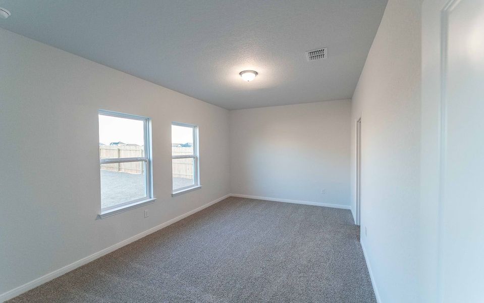 Spacious, unfurnished interior of a new home in Swenson Heights, Seguin (Image 11).