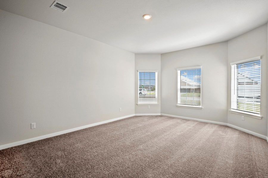 Spacious, unfurnished interior of a new home in Sweetwater Ridge, Conroe (Image 10).