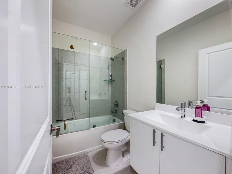 Furnished interior view inside a new home in , Doral (Image 4).