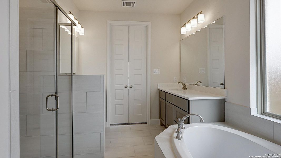 Furnished interior view inside a new home in Ladera 50', San Antonio (Image 13).