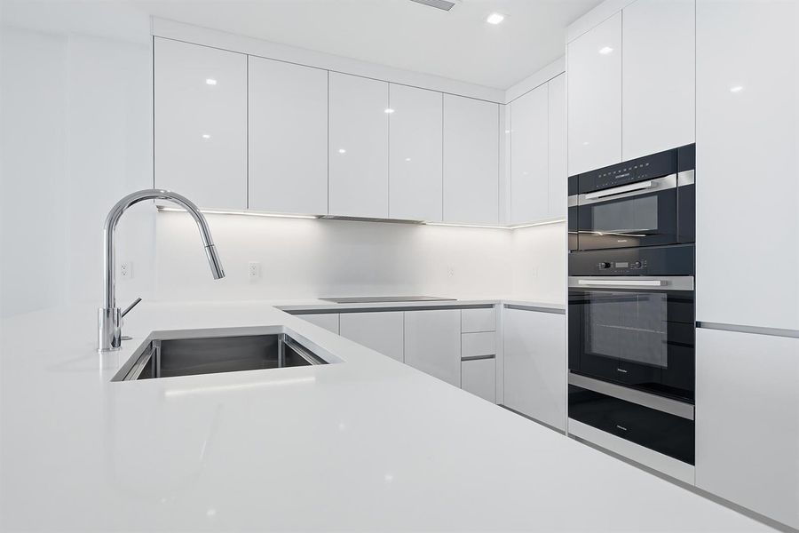 220-LAKESHORE-DRIVE-804-33403-019 220-LAKESHORE-DRIVE-804-33403-019