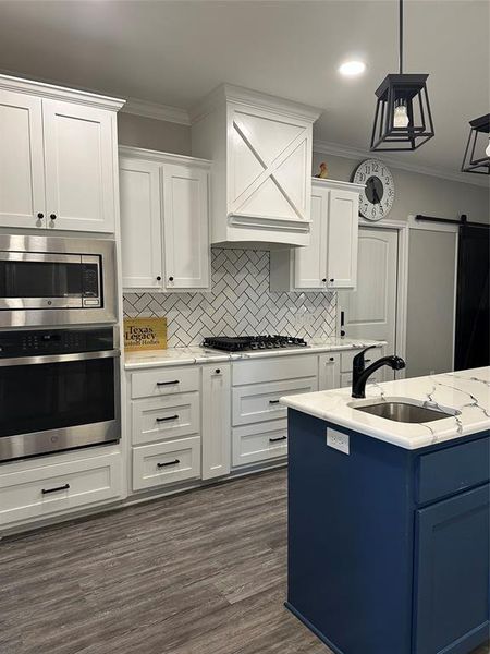 Furnished interior view inside a new home in , Mexia (Image 17).