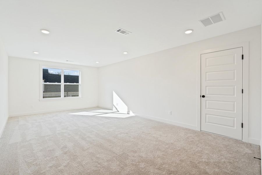 Spacious, unfurnished interior of a new home in White Oak, Arlington (Image 28).
