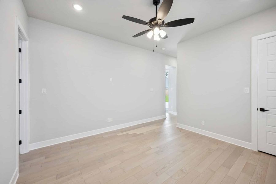 Spacious, unfurnished interior of a new home in Lakeview Heights, Azle (Image 38).