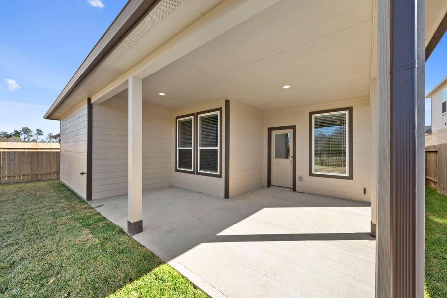 Exterior details and patio area of a home in Barton Creek Ranch, Conroe (Image 4).