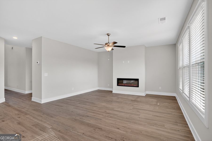 Spacious, unfurnished interior of a new home in The Fairways at Mirror Lake, Villa Rica (Image 62).