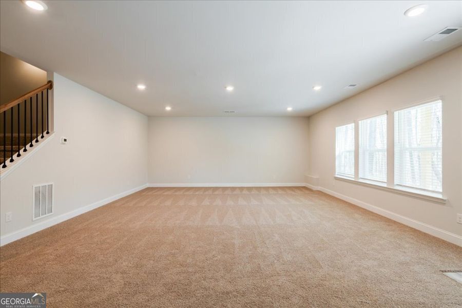 Spacious, unfurnished interior of a new home in Oakview Estates, Macon (Image 39).