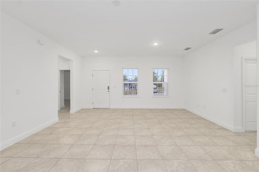 Spacious, unfurnished interior of a new home in , Citrus Springs (Image 17).